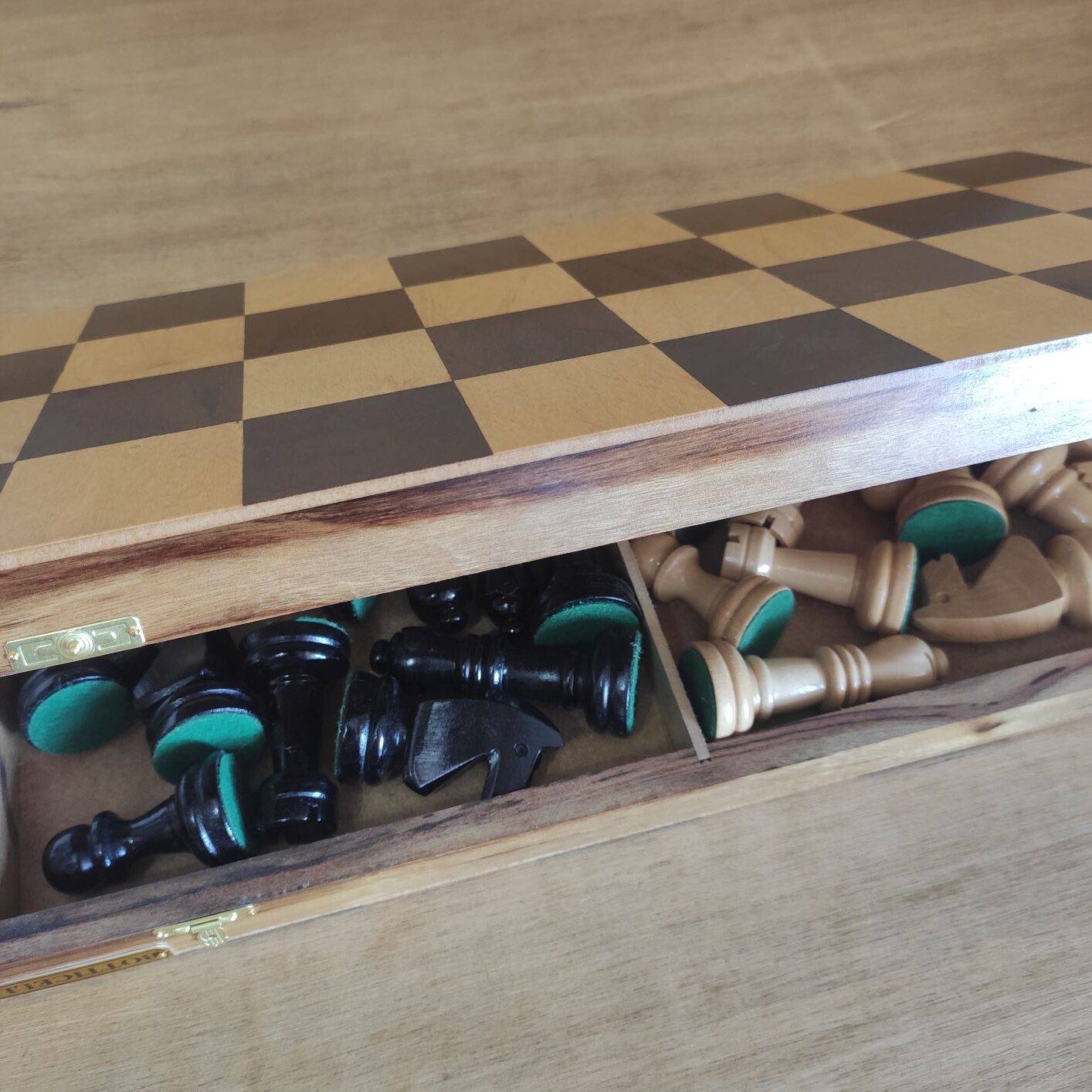 Jogo de xadrez em estojo de madeira 40x40 cm